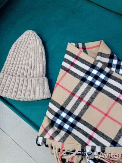 Женский платок Burberry и шапка