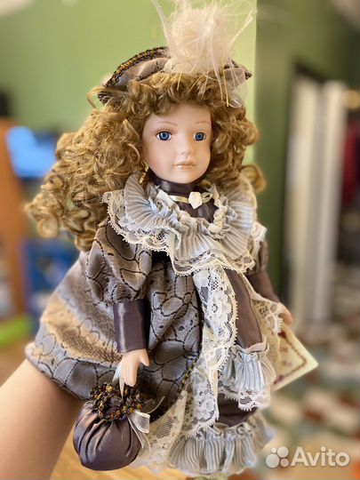 Кукла фарфоровая
