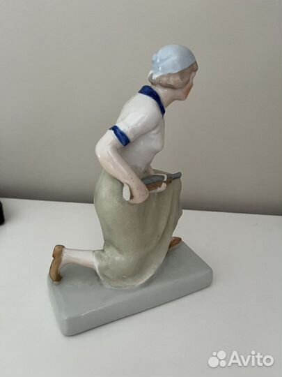 Статуэтка Девушка с ружьем