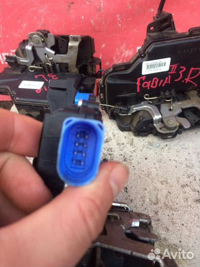 Замок двери задний Skoda Fabia 2007-2015
