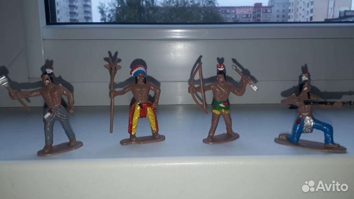 Модели индейцев и рыцарь