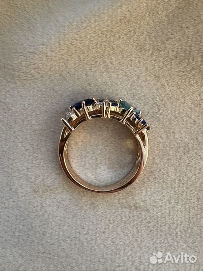 Золотое кольцо с сапфиром и топазами