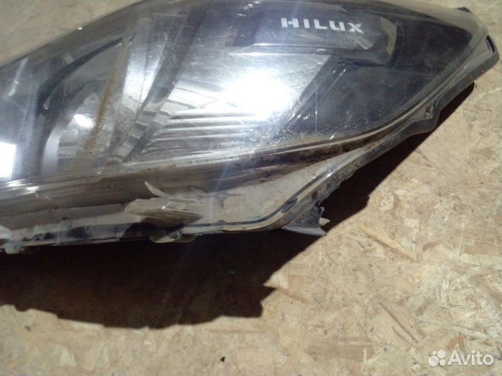 Фара левая Toyota Hilux c 2015 галоген дефект