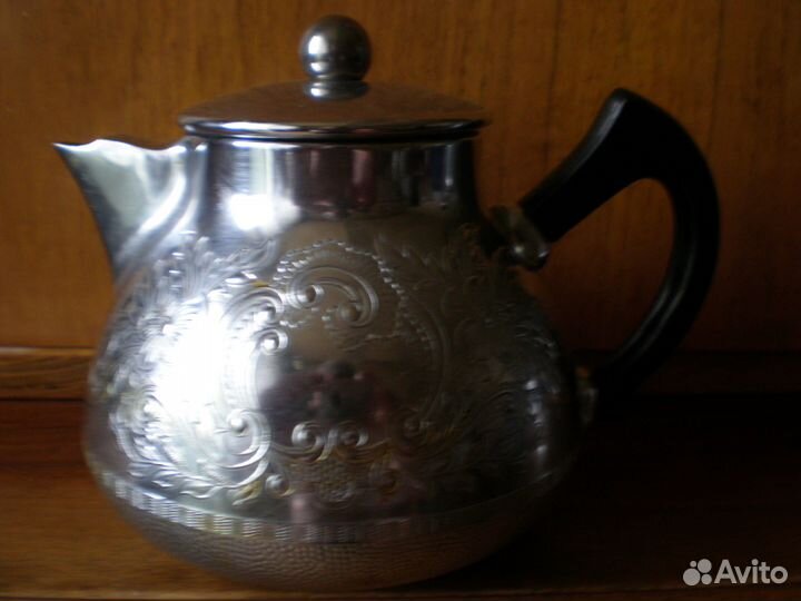 Винтажный металлический чайник и сахарница мнц