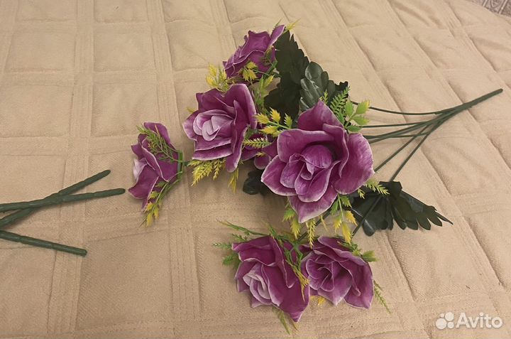 Искусственные цветы на кладбище