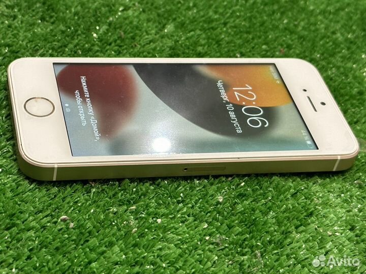 iPhone SE в отличном состоянии