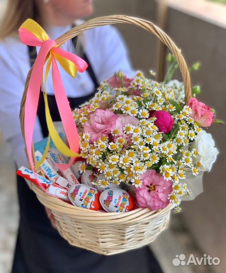 Корзина цветов со сладостями