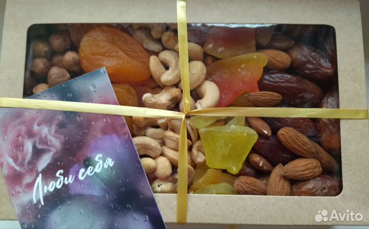 Подарочный набор орехов и сухофруктов