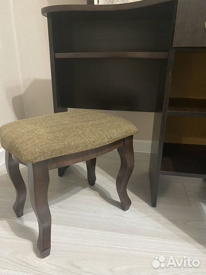 Туалетный столик с зеркалом и пуфиком