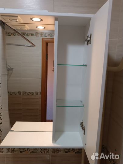 Зеркало со шкафчиком в ванную