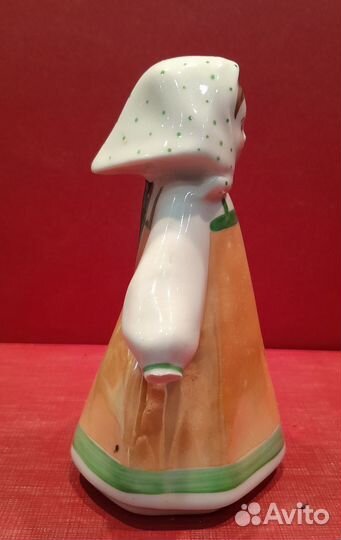 Фарфоровая статуэтка 