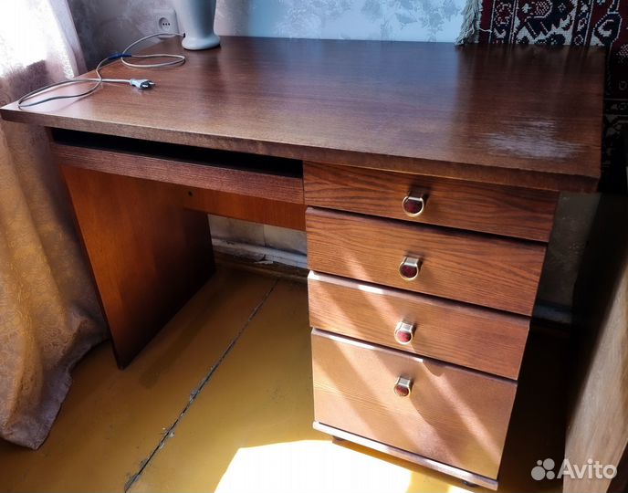 Письменный компьютерный стол