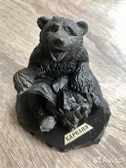 Шунгитовая фигурка Медведь с рыбой