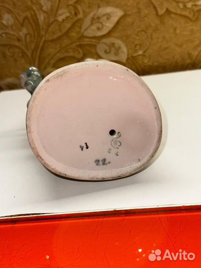 Фарфоровая статуэтка девушка