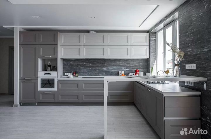 Серая угловая кухня в потолок с островком