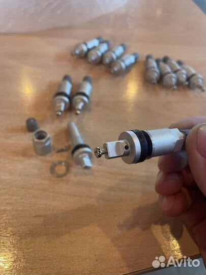 Вентиль датчика давления колёс N17