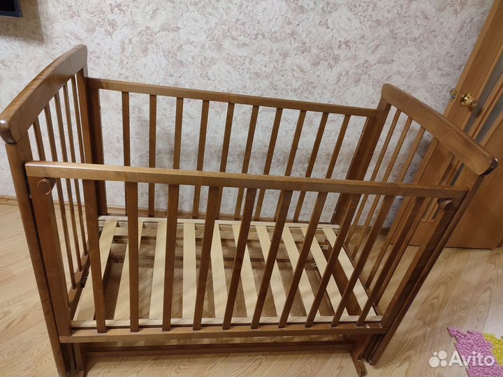 Детская кроватка с поперечным маятником