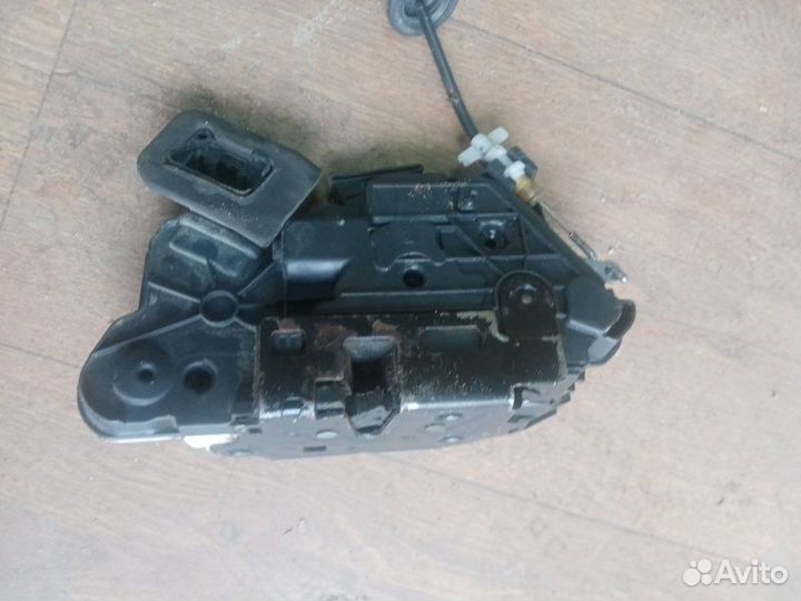 Замок двери передний левый Volkswagen Polo