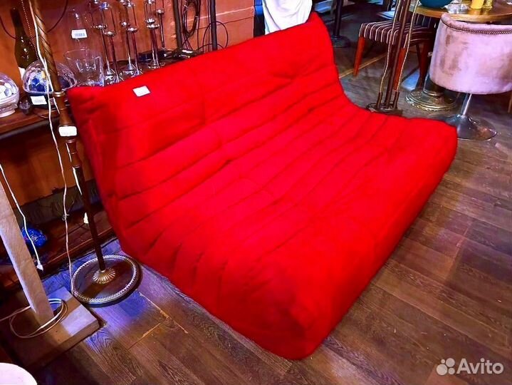 Красный диван маршмеллоу