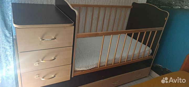 Детская кроватка с маятником и ящиком