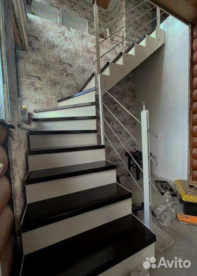 Облицовка лестничного металлокаркаса деревом