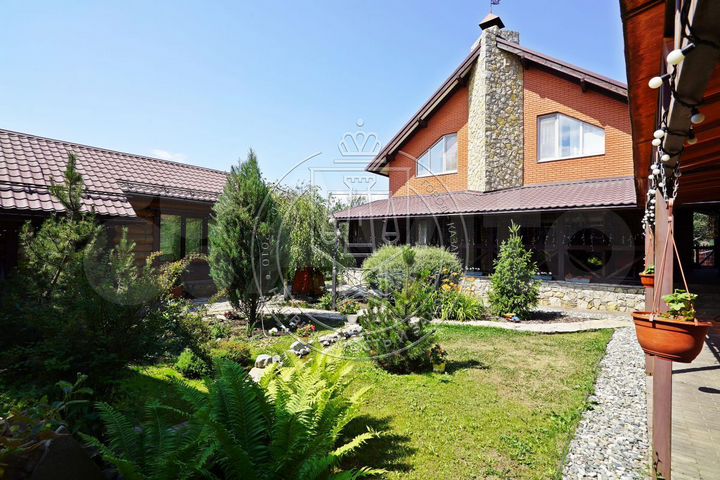 Коттедж 220 м² на участке 13 сот.