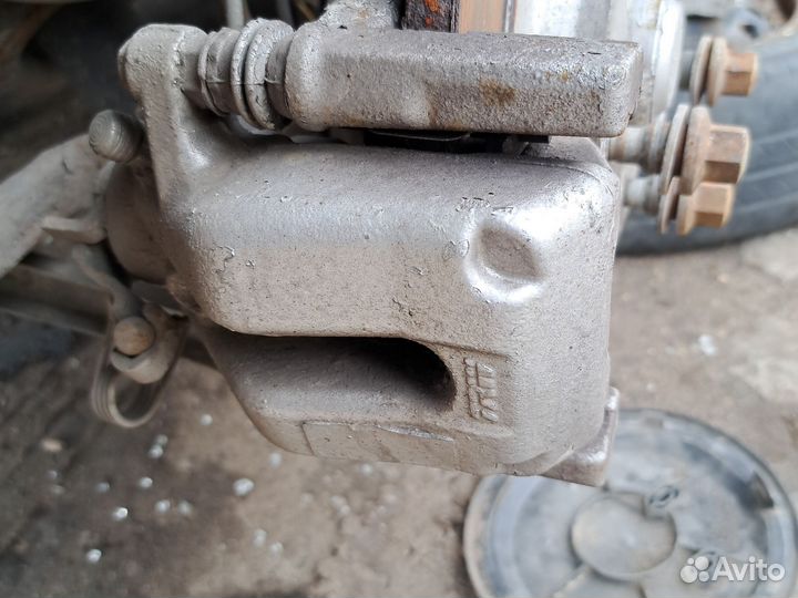 Суппорт передний правый Peugeot407 бензин