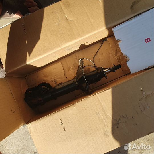 Амортизатор передний правый kyb 333304