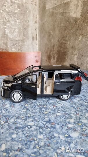 Toyota Alphard машинка модель 1:18