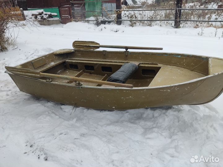 Лодка весельная