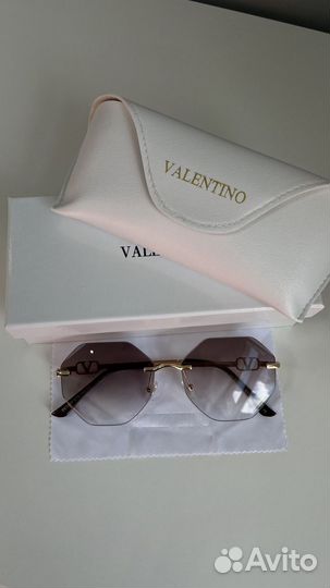 Солнцезащитные очки Valentino