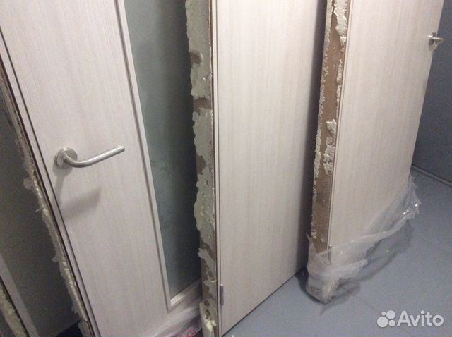 Двери с коробками наличниками замками