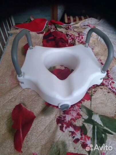 Сиденье на унитаз для инвалидов