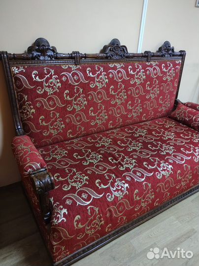 Старинный диван