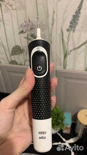 Электрическая зубная щетка Braun Oral-B Vitality