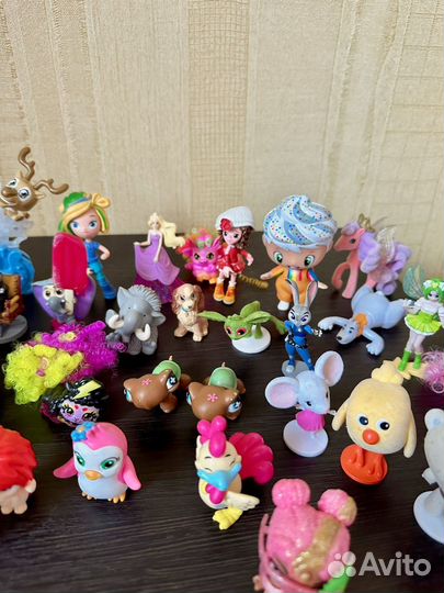 Коробка мелких игрушек и фигурок