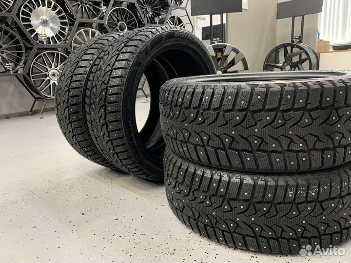 Royal Black Royal Stud II 235/55 R20 102T