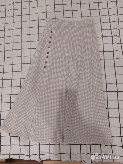 Юбка бежевая летняя легкая с разрезом