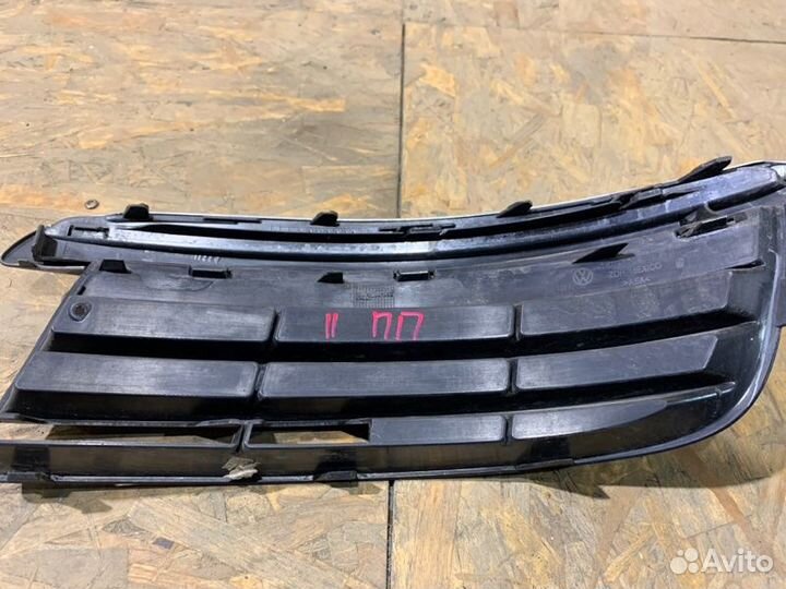 Решетка птф передняя правая Volkswagen Jetta 5