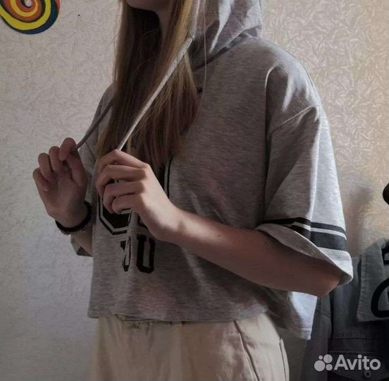 Кроп топ с капюшоном