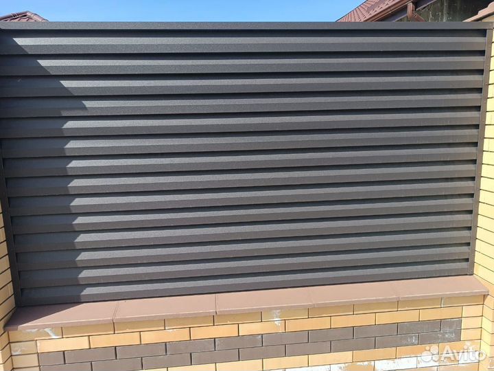 Металлический забор из штакетника, жалюзи, ранчо