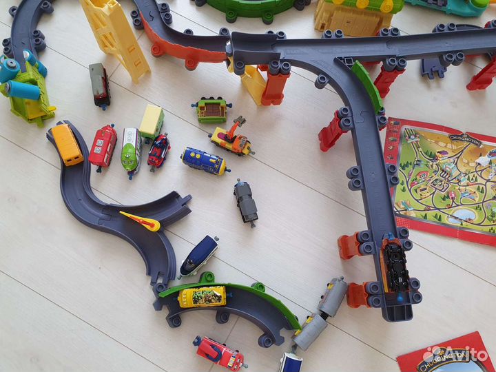 5 наборов Чаггинтон, много паровозиков, гараж,ящик