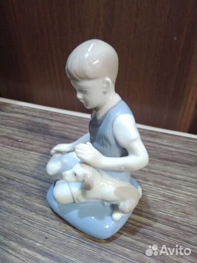 Статуэтка фарфор Мальчик с собакой Германия