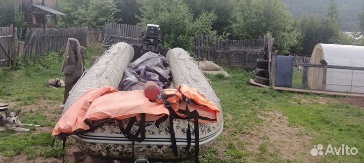 Лодка с мотором и прицепом