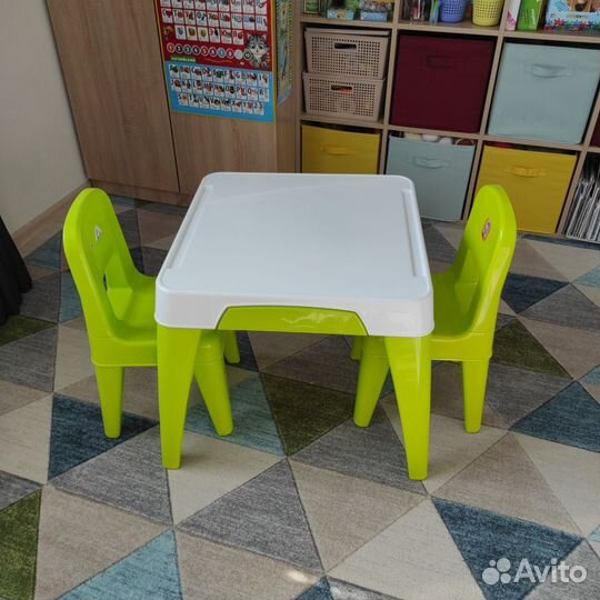 Детский стол и стулья