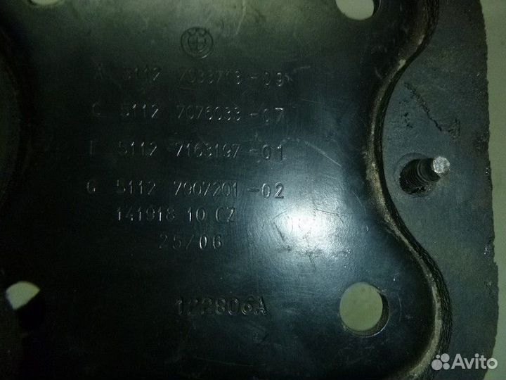 Кронштейн заднего усилителя левый BMW E60/E61 2003