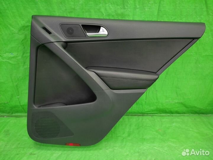 Обшивка зад. прав двери кожа + ручка Tiguan 07-16