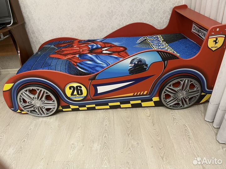 Детская кровать и шкаф