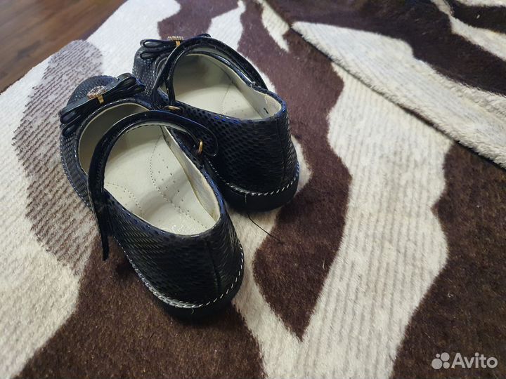 Туфли для девочки 27 размер белые черные