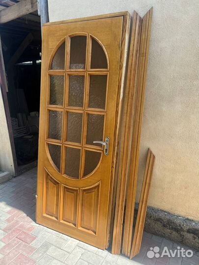 Деревянная дверь с коробкой